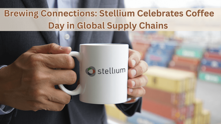 Professional holding Stellium coffee mug for an event
